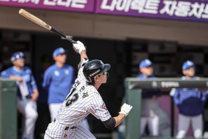 롯데자이언츠 전민재가 삼성라이온즈와 경기에서 스리런 홈런을 터뜨리고 있다. 사진=롯데자이언츠