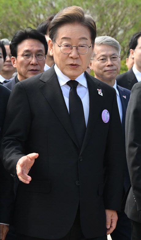 이재명 더불어민주당 대선 후보가 18일 광주 국립5·18민주묘지에서 열린 ‘제45주기 5·18 민주화운동기념식’에 참석하고 있다. (사진=뉴스1)
