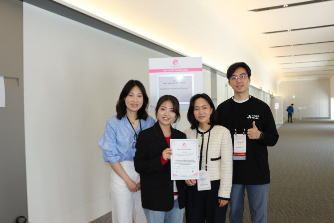 홍화정 산업디자인학과 교수(왼쪽)과 연구진들.(사진=KAIST)