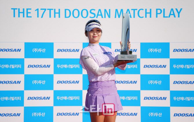 이예원이 18일 강원 춘천시의 라데나GC에서 열린 KLPGA 투어 두산 매치플레이 결승에서 황유민을 꺾고 우승, 트로피를 들고 기념 촬영을 하고 있다.(사진=이데일리 골프in 조원범 기자)