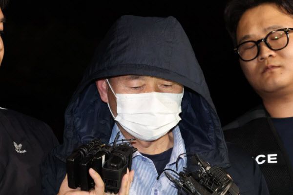 ‘시흥 흉기 난동’ 용의자 차철남 씨가 19일 오후 경기 시흥시 장곡동 시흥경찰서로 압송되며 취재진의 질문에 답하고 있다.(사진=뉴스1)
