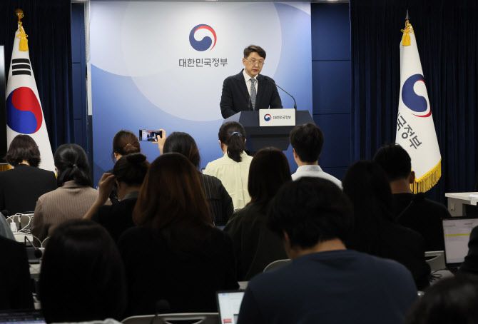 최우혁 과학기술정보통신부 정보보호네트워크정책관이 19일 서울 종로구 정부서울청사에서 SKT 침해사고 관련 민관합동 조사결과 2차 발표 브리핑을 하고 있다.(사진=연합뉴스)