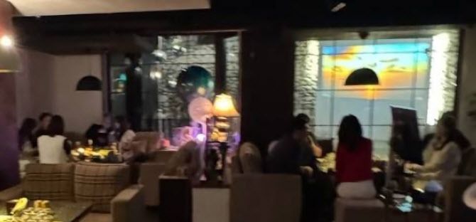 더불어민주당이 19일 내란사건 재판장인 지귀연 부장판사의 직무 관련자로부터 접대를 받은 증거라며 공개한 사진. 해당 룸살롱의 홀 모습이라고 민주당은 주장하며 사진 속 모습을 ‘여성 종업원들의 남성 테이블 합석 모습’이라고 설명했다. (사진=더불어민주당)