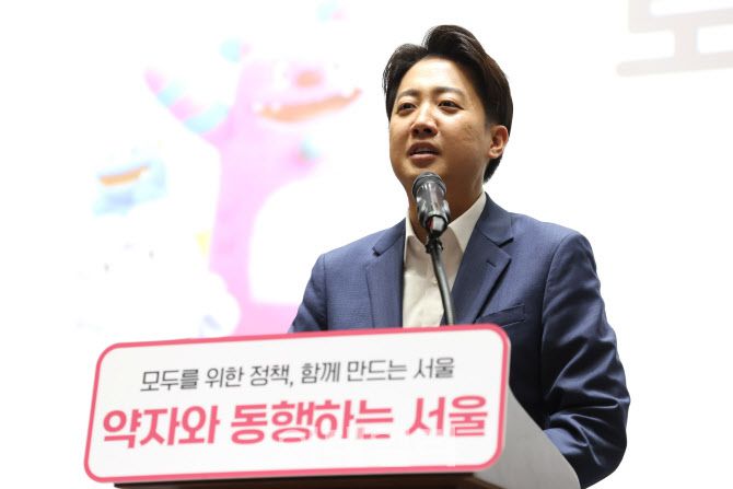 [이데일리 방인권 기자] 이준석 개혁신당 대선 후보가 19일 오전 서울시청에서 열린 약자와 동행하는 서울 토론회에서 인사말을 하고 있다.