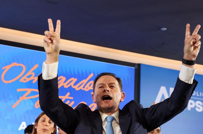 포르투갈 중도우파 민주동맹(AD)을 이끄는 루이스 몬테네그로 총리가 19일(현지시간) 포르투갈 리스본의 선거대책본부에서 출구조사 결과가 나온 후 기뻐하고 있다. (사진=로이터)