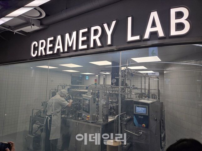 벤슨 1호점 지하 1층의 ‘크리머리 랩’. 경기도 포천의 자체 제조 공장을 20분의 1 크기로 구현했다. (사진=한전진 기자)