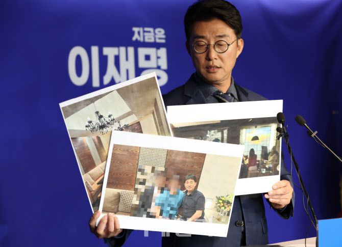 노종면 더불어민주당 선대위 대변인이 19일 서울 여의도 민주당 중앙당사에서 지귀연 부장판사의 룸살롱 접대 증거라며 사진 3장을 공개하고 있다. (사진=노진환 기자)