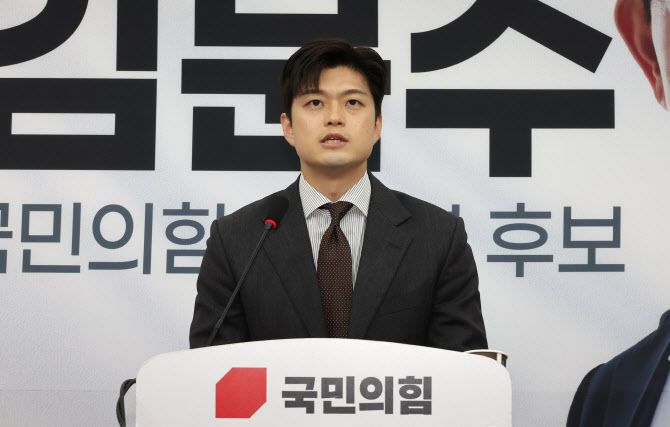 김용태 국민의힘 비상대책위원장이 20일 서울 여의도 국회에서 김문수 후보 배우자 설난영, 더불어민주당 이재명 후보 배우자 김혜경 여사 등 대통령 후보 배우자 TV 토론을 제안하고 있다 (사진=연합뉴스)