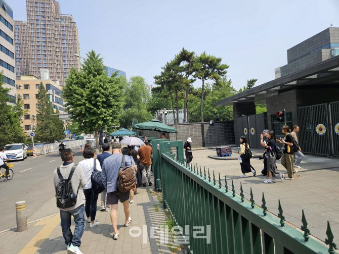 20일 오전 중국 베이징 주중 한국대사관 앞에 투표하기 위한 교민들이 입장을 기다리고 있다. (사진=이데일리 이명철 특파원)