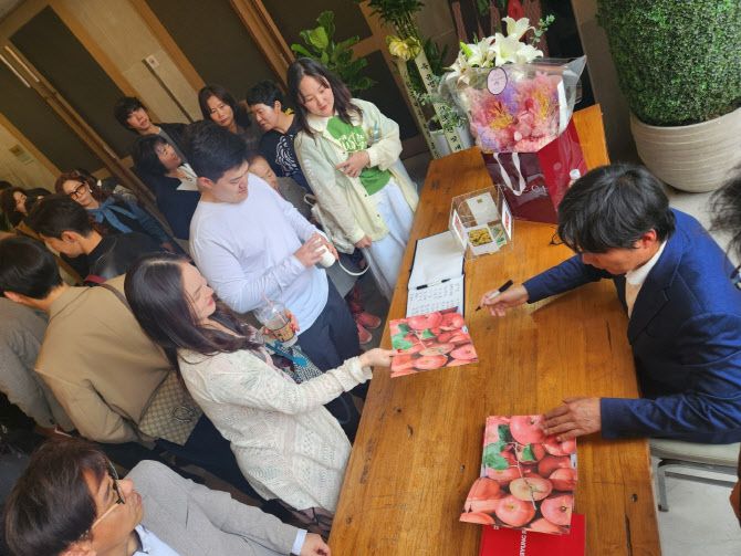 지난 27일 개막식에서 열린 윤병락 작가의 사인회.(사진=M갤러리)