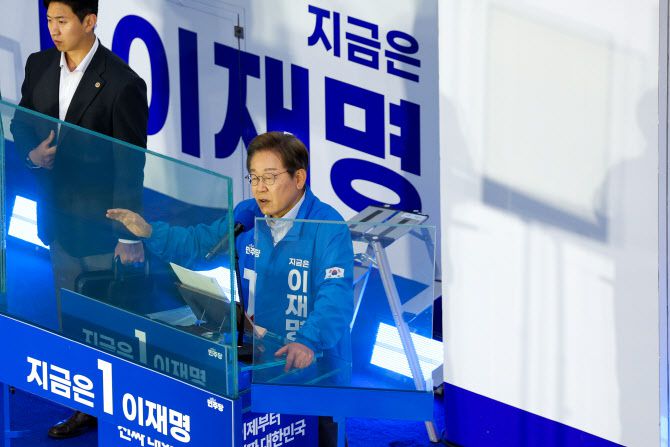 이재명 더불어민주당 대통령 후보가 수도권 표심잡기에 나선 20일 오후 경기 김포시 구래역 문화의 거리에서 유세를 펼치고 있다.(사진=뉴스1)