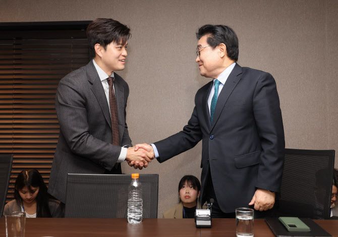 국민의힘 김용태 비상대책위원장과 새미래민주당 전병헌 대표가 20일 서울 여의도 켄싱턴호텔에서 만나 악수하고 있다. (사진 = 연합뉴스)