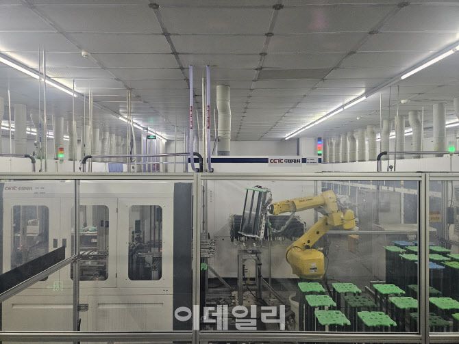 지난 14일 중국 후난성 창사에 위치한 태양광 업체 후난레드썬 공장에서 산업용 로봇이 제품을 생산하고 있다. (사진=이데일리 이명철 특파원)