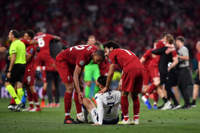 2019년 UCL 결승전 패배 후 손흥민이 리버풀 선수들에게 위로받고 있다. 사진=AFPBB NEWS