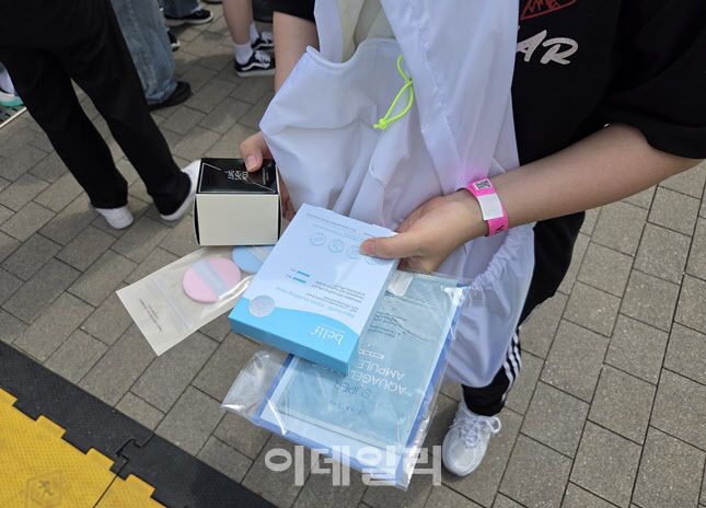 정샘물 등 부스를 돌고 상품을 한껏 받아온 고객. (사진=한전진 기자)