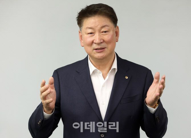 [이데일리 방인권 기자]오화경 저축은행중앙회 회장이 21일 이데일리와 의 인터뷰에서 연임 이후 업무 추진방향에 대해 설명하고 있다.
