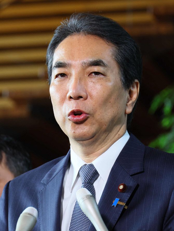 21일 이시바 시게루 일본 총리에게 사직서를 제출한 에토 다쿠 일본 에토 다쿠 농림수산상이 기자들의 질문에 답하고 있다.(사진=AFP)