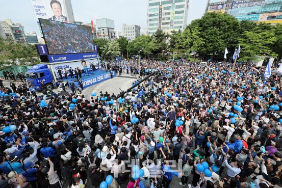 이재명 더불어민주당 대선후보가 21일 인천 부평구 부평역 북광장에서 열린 집중유세에서 지지호소를 하고 있는 가운데 지지자들이 응원하고 있다.(사진=뉴시스)