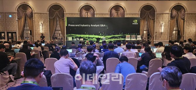 대만 타이베이에서 개최된 글로벌 IT 전시회 ‘컴퓨텍스 2025’ 개막 둘째날인 21일(현지시간) 만다린 오리엔탈 타이베이 호텔에서 각국 기자들이 모여 있다.(사진=김아름 기자)