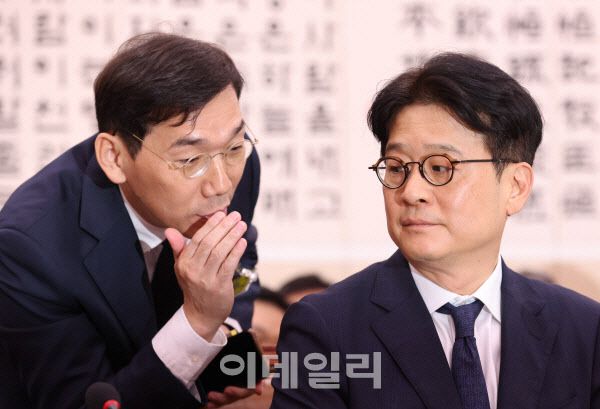 이창수(오른쪽) 서울중앙지검장이 지난해 10월 18일 오전 서울 여의도 국회에서 열린 법제사법위원회의 서울고등검찰청 등에 대한 국정감사에 출석해 조상원 서울중앙지검 4차장 검사와 대화하고 있다. (사진=이데일리 노진환 기자)