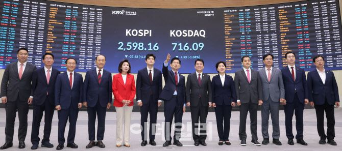 [이데일리 방인권 기자] 김문수 국민의힘 대선 후보, 김용태 비상대책위원장, 나경원, 안철수, 황우여, 양향자 공동선거대책위원 등 참석자들이 22일 오전 서울 여의도 한국거래소에서 열린 중앙선거대책위원회 현장 회의를 마치고 홍보관으로 이동해 기념촬영하고 있다.