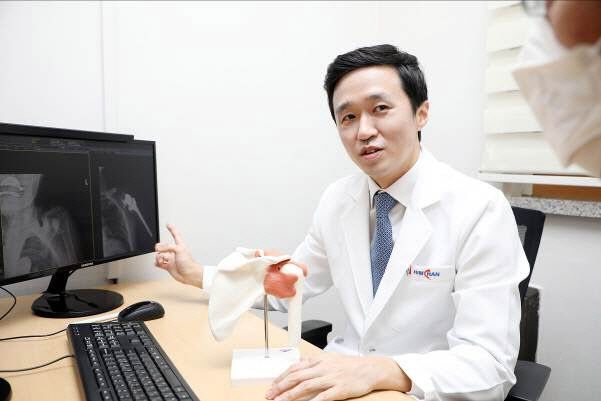 힘찬병원 어깨클리닉 최경원 원장이 환자에게 역행성 인공관절수술에 대해 설명하고 있다.