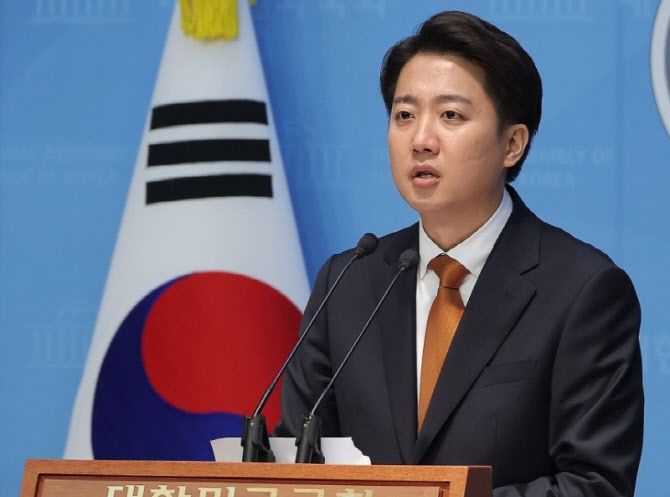 이준석 개혁신당 대선 후보가 22일 서울 여의도 국회 소통관에서 국민의힘 김문수 대선 후보와의 단일화 요구에 대한 입장 발표 기자회견을 하고 있다.(사진=연합뉴스)