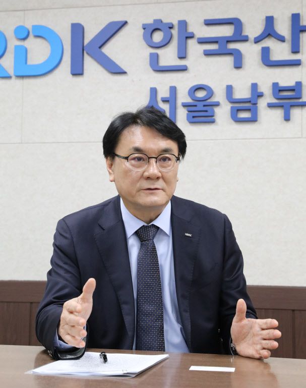 이우영 한국산업인력공단 이사장이 서울 영등포구 한국산업인력공단 남부지사 사무실에서 이데일리와 인터뷰하고 있다.(사진=한국산업인력공단)