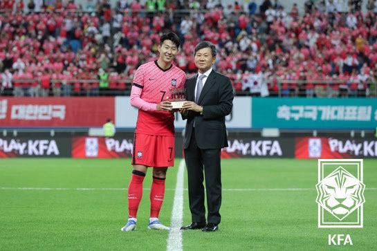 (왼쪽부터) 손흥민과 정몽규 회장. 사진=대한축구협회