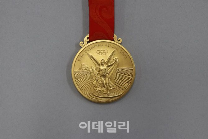 장미란 차관이 국립스포츠박물관에 기증하는 2008 베이징올림픽 역도 금메달. (사진=문체부)