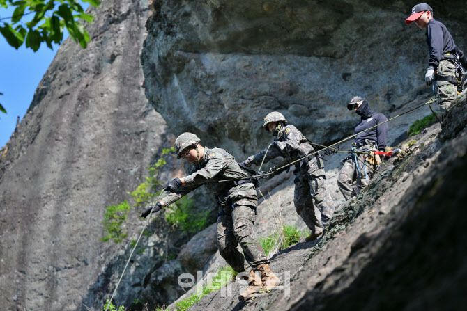 육군보병학교 신임장교들이 유격훈련 중 산악장애물 극복을 위한 전면하강 훈련을 하고 있다. (사진=육군)