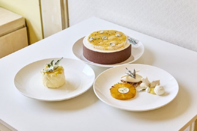 우승한 길지호 셰프의 (상단)코코 둘세(Coco dulce), (좌)피냐 파블로바(Pia Pavlova), (우)피냐 코코(Pia Coco)