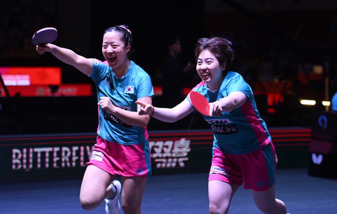 신유빈, 유한나가 22일 카타르 도하 루사일 아레나에서 열린 2025 국제탁구연맹(ITTF) 세계선수권대회 여자복식 8강전에서 일본 오도 사츠키 - 요코이 사쿠라 조에 승리한 후 환호하고 있다. 사진=공동취재단