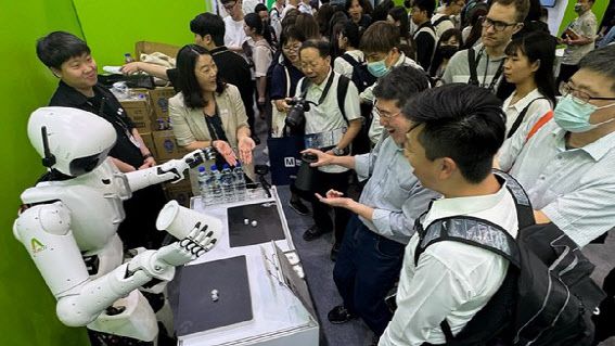 21일(현지시간) 대만 타이베이 난강 전시센터에서 열린 ‘컴퓨텍스 2025’에서 한국 스타트업 에이로봇이 자체 개발한 휴머노이드 로봇 ‘엘리스’를 방문객 앞에서 시연하며 소개하고 있다.(사진=에이로봇)