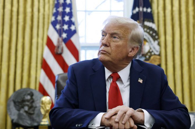 도널드 트럼프 미 대통령이 3일(현지시간) 워싱턴 D.C. 백악관 집무실에서 행정명령에 서명한 뒤 기자들과 대화를 나누고 있다. (사진=AFP)