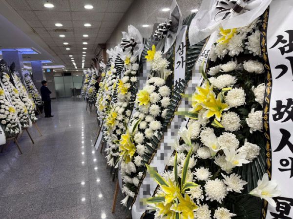 제주시 모 중학교에서 숨진 채 발견된 40대 교사를 추모하며 놓인 조화들. (사진=연합뉴스)