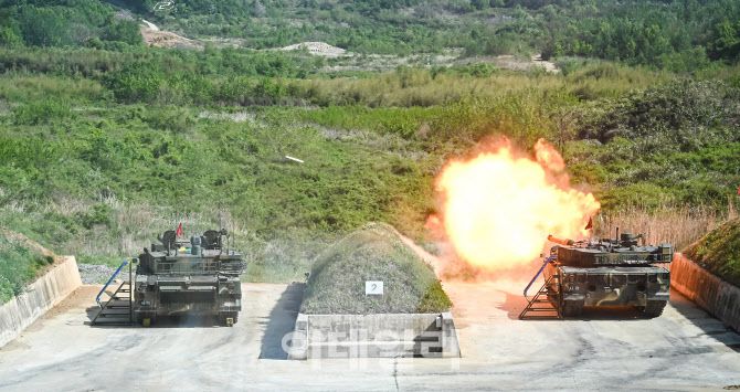 육군기계화학교 신임장교들이 K1A2전차 실사격 훈련을 실시하고 있다. (사진=육군)