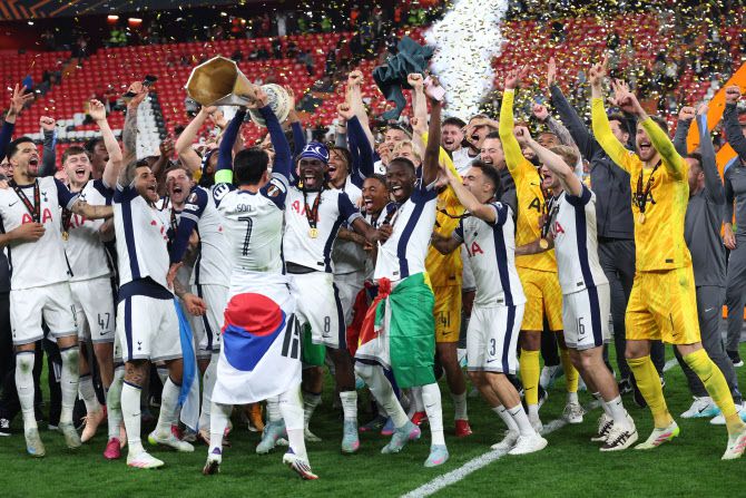 2024~25 UEFA 유로파리그 우승을 차지한 토트넘 대표로 주장 손흥민이 트로피를 들어 올리고 있다. 사진=AFPBB NEWS