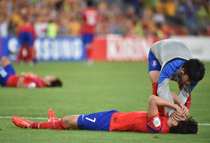 2015 호주 아시안컵 결승전에서 호주에 패한 뒤 손흥민이 동료 선수의 위로를 받고 있다. 사진=AFPBB NEWS
