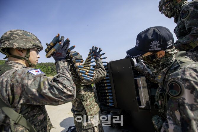 육군방공학교 신임장교들이 전문교관들과 함께 20mm 견인 발간포 탄약을 장전하고 있다. (사진=육군)