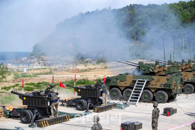 육군방공학교 신임장교들이 견인 발간포 및 천호 실사격 훈련을 하고 있다. (사진=육군)