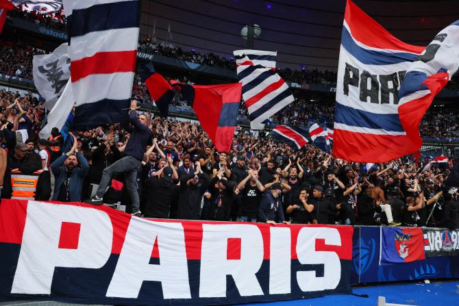 파리 생제르맹이 프랑스컵 우승을 차지하자 기뻐하는 팬들. 사진=AFPBBNews