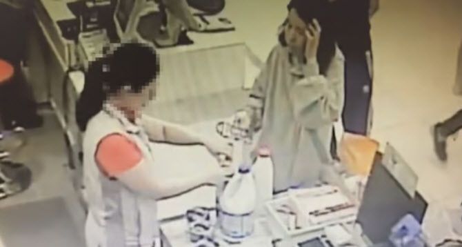 고유정은 2주 동안 범행을 모의한 뒤 전 남편을 제주시에 위치한 펜션에서 살해하고 시신을 유기했다. 사진은 지난 2019년 6월 제주시 한 마트에서 범행도구로 추정되는 일부 물품을 환불하는 고유정의 모습이 찍힌 폐쇄회로(CC)TV 영상. (사진= 제주동부경찰서 제공)