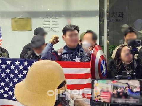 캡틴아메리카 복장을 하고 시위 중인 안 모씨. (사진=이데일리DB)