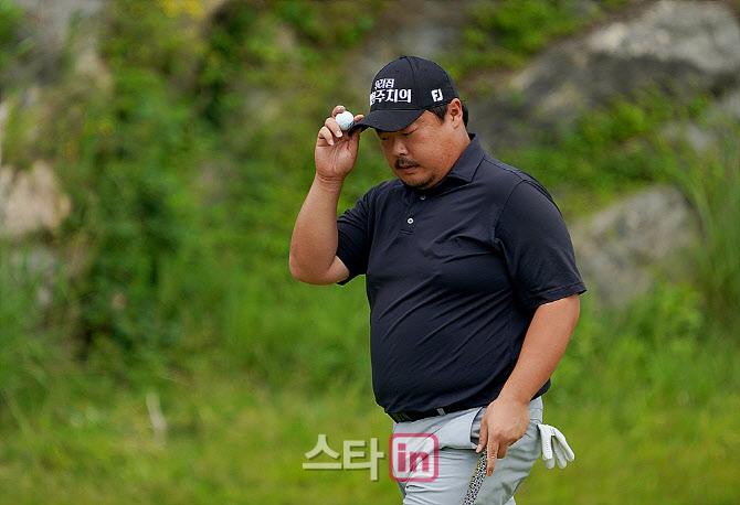 유송규가 3번홀에서 파를 기록한 뒤 다음 홀로 이동하고 있다. (사진=이데일리 골프in 김상민 기자)