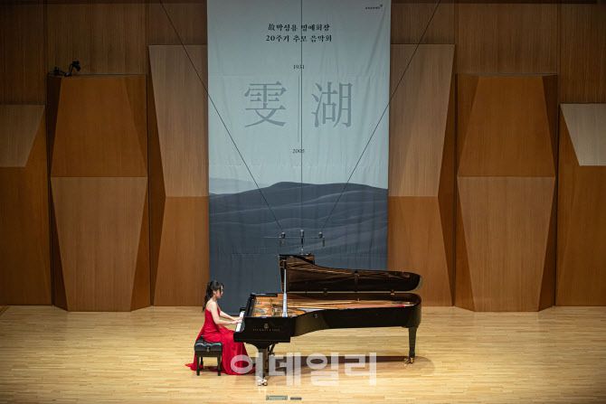 지난 23일 서울 서대문구 금호아트홀 연세에서 열린 고(故) 박성용 금호그룹 명예회장 20주기 추모 음악회. 피아니스트 손열음이 연주를 하고 있다. (사진=금호문화재단)