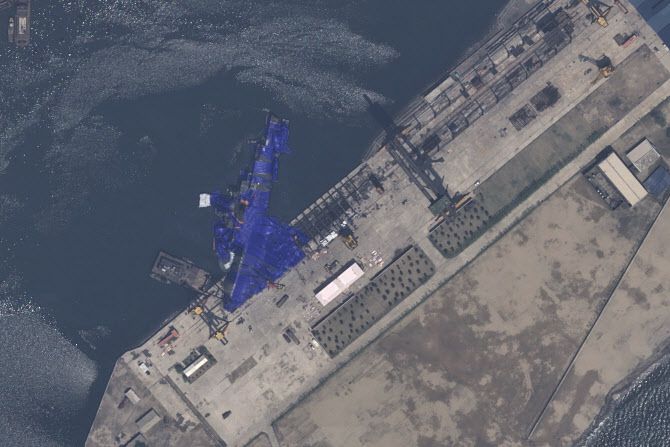 에어버스 DS가 지난 22일 촬영한 북한 청진조선소 위성 이미지다. 진수에 실패한 북한의 신형 구축함이 전복된 채 파란색 방수포로 덮여 있다. (출처=AP)