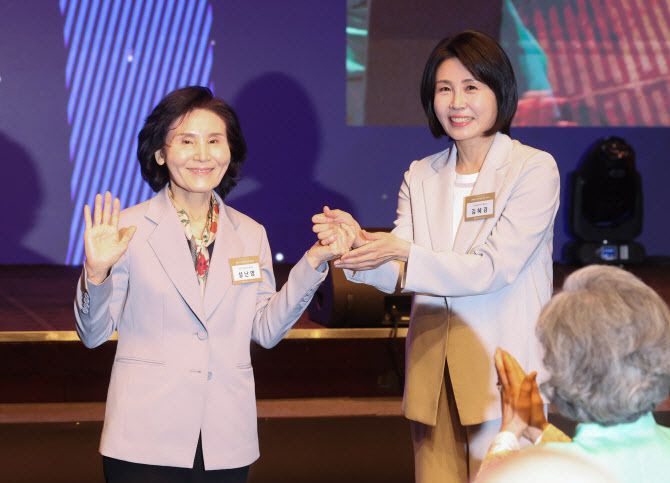 김문수 국민의힘 대선 후보의 부인 설난영 여사와 이재명 더불어민주당 대선 후보의 부인 김혜경 여사가 손을 맞잡은 모습. (사진=연합뉴스)