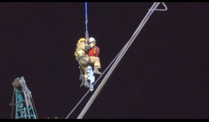 경기도특수대응단 소속 이준희 소방장이 지난달 12일 새벽 광명시 일직동 신안산선 지하터널 공사현장에서 13시간의 사투 끝에 구조대상자를 구조해 이동하는 모습. (사진=소방청)