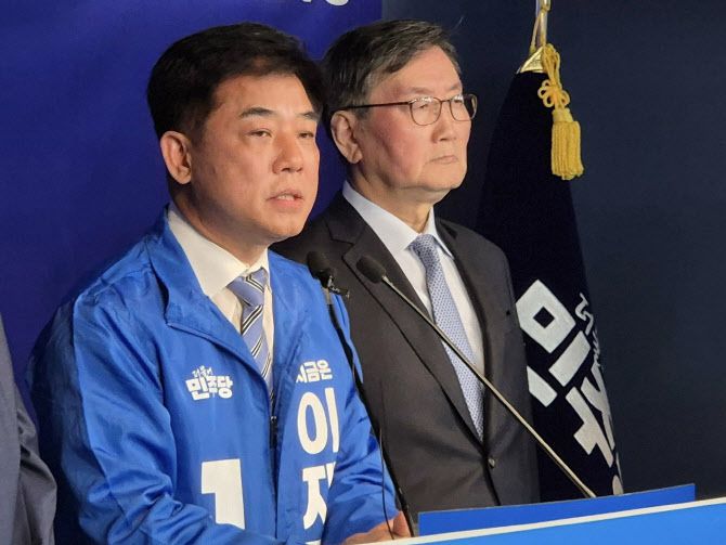 김병욱 더불어민주당 중앙선대위 금융자본시장위원장이 26일 오전 서울 여의도 민주당 중앙당사에서 열린 기자회견에서 전광우 전 금융위원장의 이재명 대선 후보 지지 입장을 전하고 있다. (사진=연합뉴스)